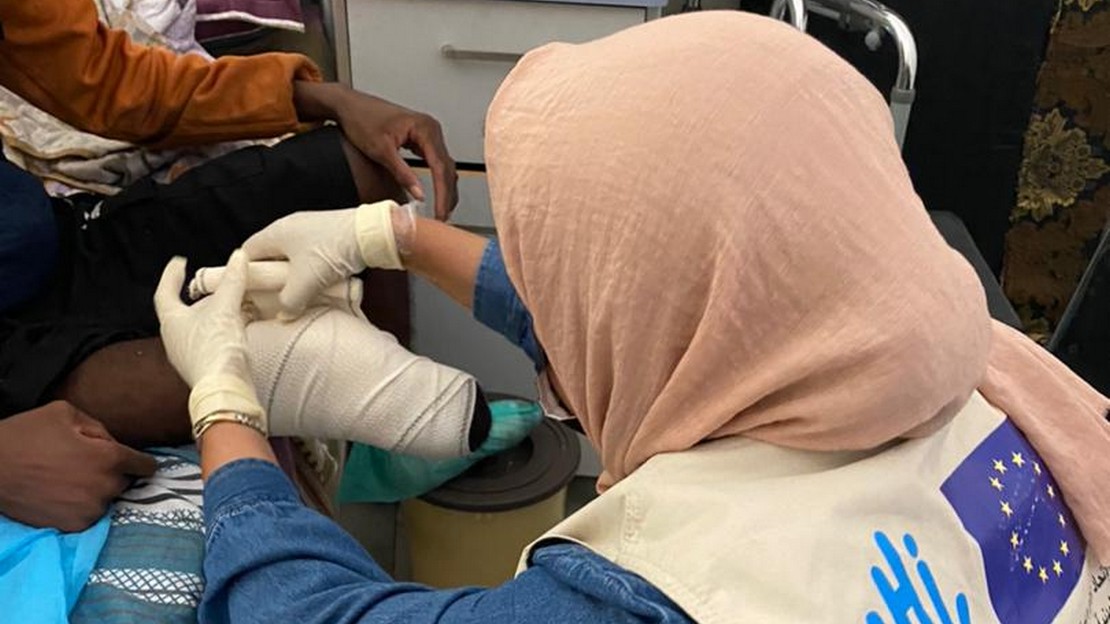 À Tripoli en Libye, l’équipe de Handicap International fournit des services de réadaptation à une personne amputée.