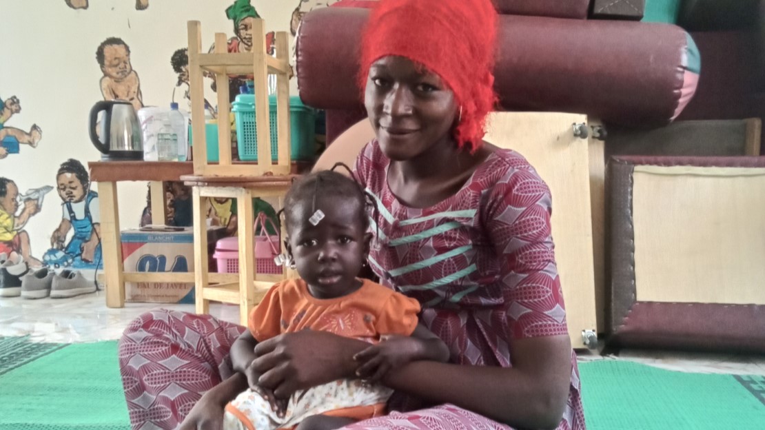 Madeleine et sa mère dans la salle de thérapie de stimulation