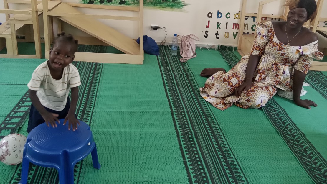 Mireille et sa mère dans la salle de thérapie de stimulation