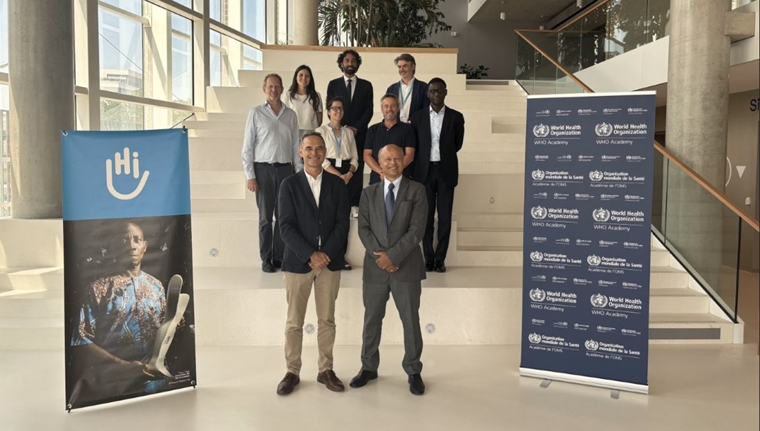 Un groupe de personnes se tient sur des escaliers, posant pour la photo.
