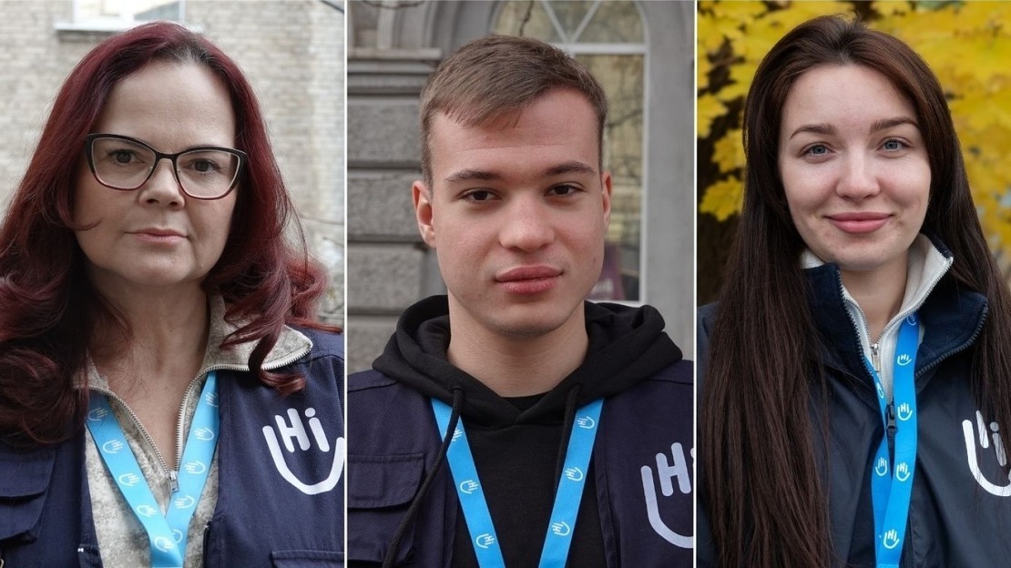 Trois portraits côte à côte de membres ukrainiens de Handicap International en Ukrainiens. À gauche, une femme aux cheveux roux et lunettes, portant un gilet bleu avec le logo HI et un badge autour du cou. Au centre, un jeune homme aux cheveux courts, vêtu d’un sweat noir sous son gilet HI. À droite, une jeune femme aux longs cheveux bruns, souriante, avec une veste HI.
