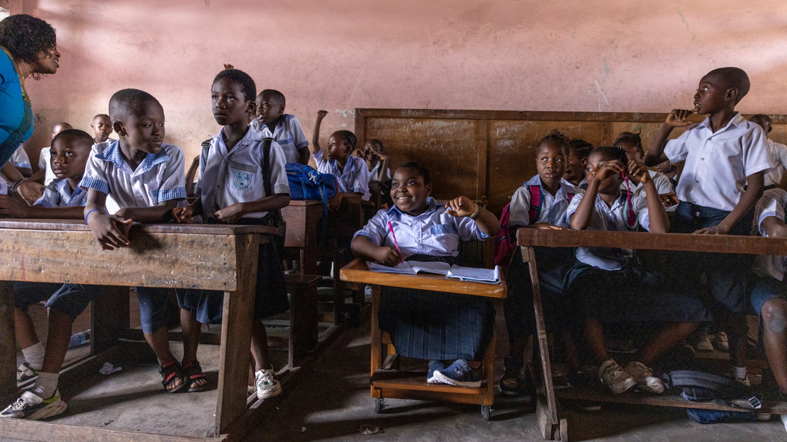 Daïsane participe avec beaucoup d’intérêt au cours de citoyenneté à l’école inclusive de Lemba en République démocratique du Congo.