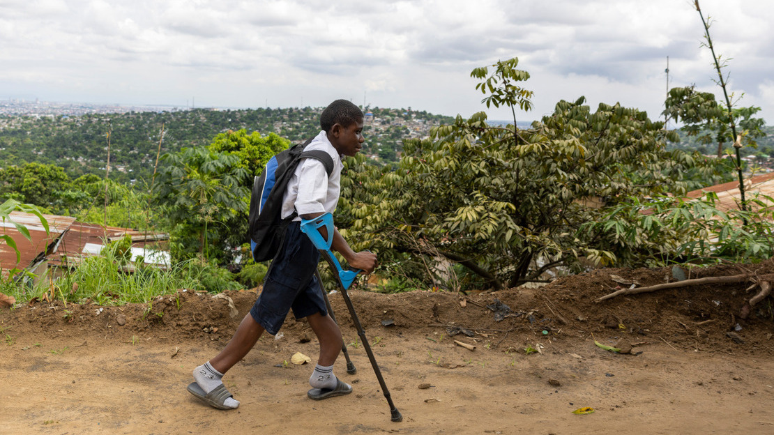 Raphaël sur le chemin de l’école inclusive de Selembao, en République démocratique du Congo