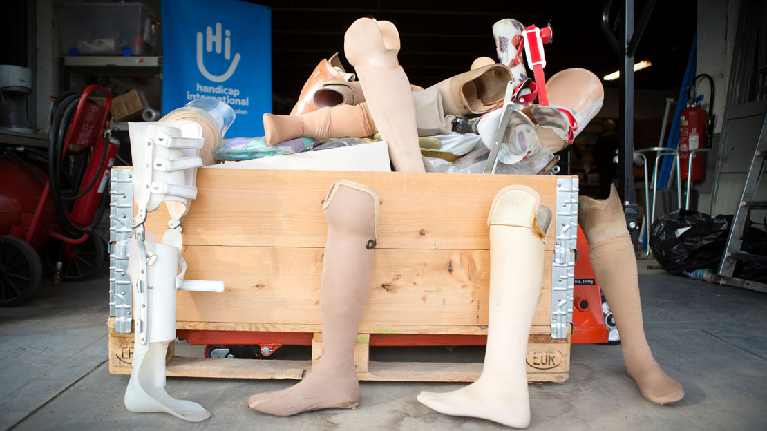 Prothèses et composants orthopédiques dans l'atelier de recyclage de Handicap International, près de Lyon