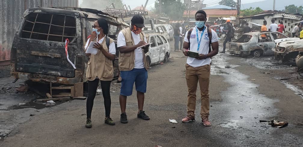 L’équipe de Handicap International évalue les besoins des victimes sur les lieux de l’explosion à Freetown, en Sierra Leone