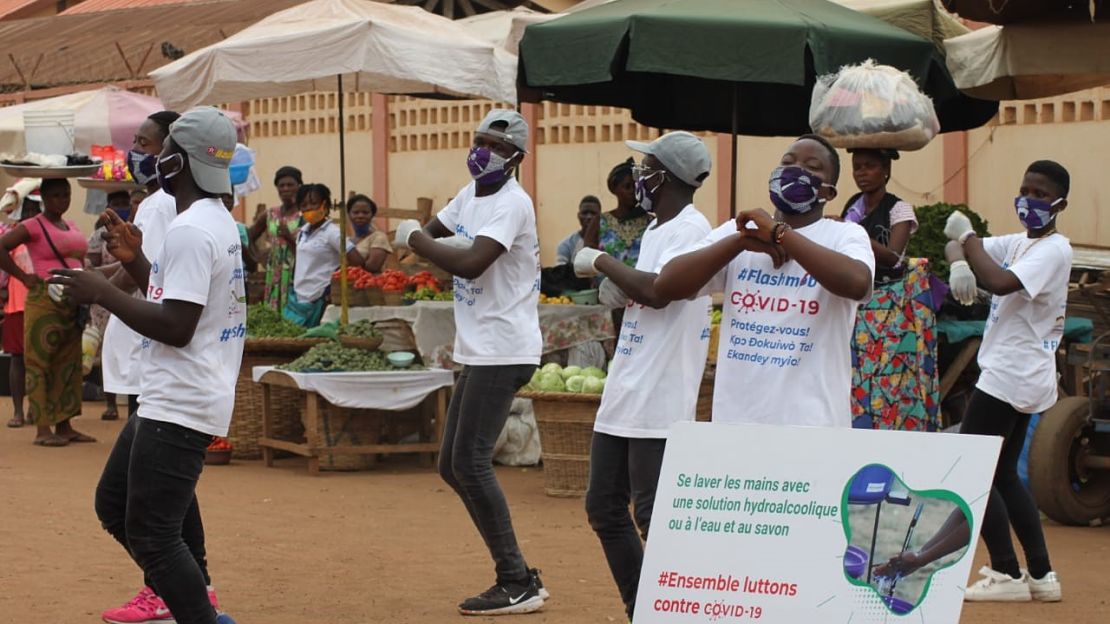 Sensibilisation par Handicap International sous forme de flash-mob dans un marché de Lomé au Togo