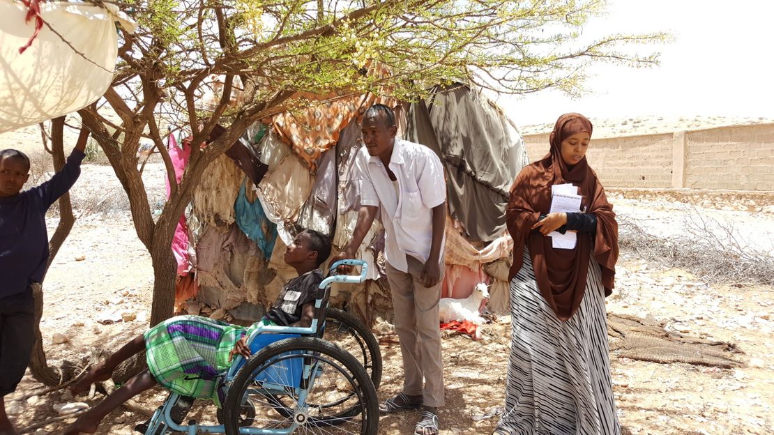 Enfants handicapés entourés de leur famille, déplacés par la sécheresse au Somaliland
