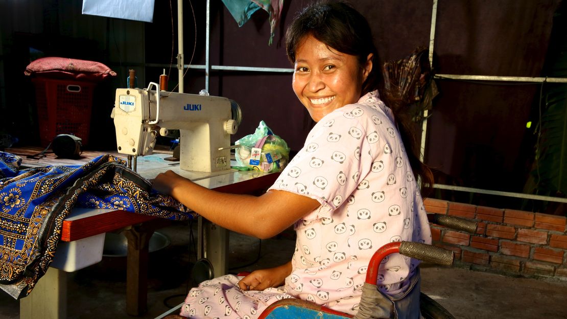 Au Cambodge, Srey Nuch, encouragée par Handicap International, a lancé sa petite entreprise de couture.