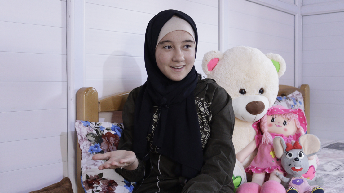 Suzan, 12 ans, a été piégée 13 heures sous les décombres lors du séisme du 6 février 2023. Ici à l’hôpital d’Aqrabat.