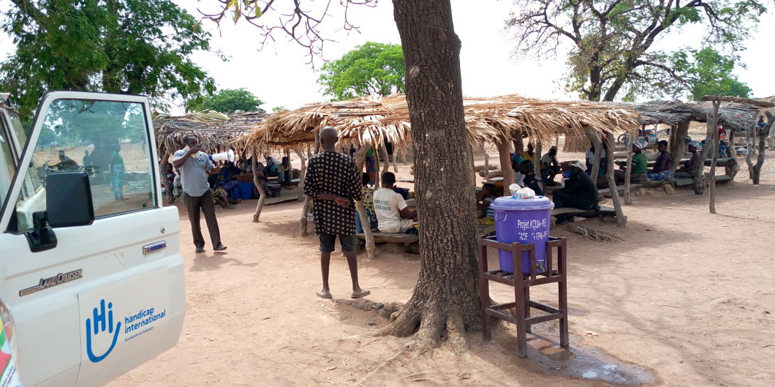 Au Togo, les équipes de Handicap International diffusent des messages de prévention à la population pour lutter contre la propagation du coronavirus.