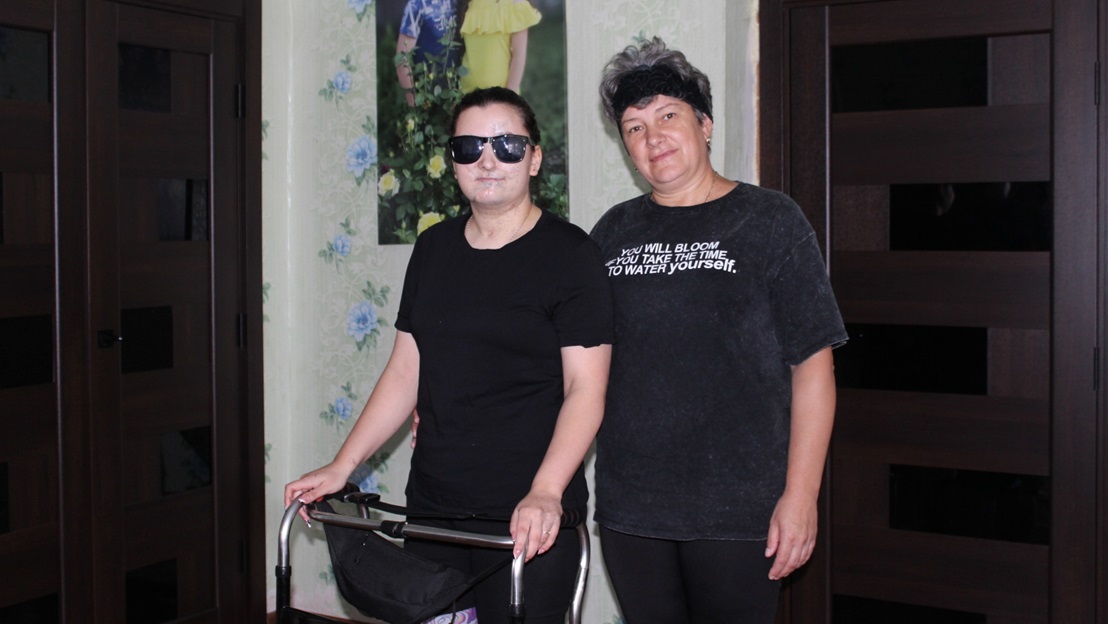 Septembre 2025. Yuliia avec sa mère Liubov dans le village ukrainien de Mospanove dans la région de Kharkiv.