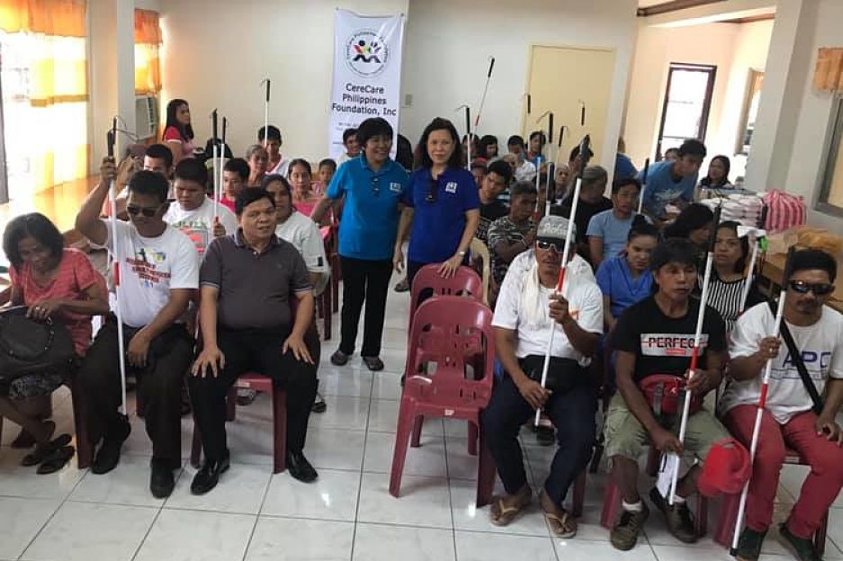Photo de groupe de Victor Rescober et de membres de la Philippine Blind Union, partenaire de Handicap International