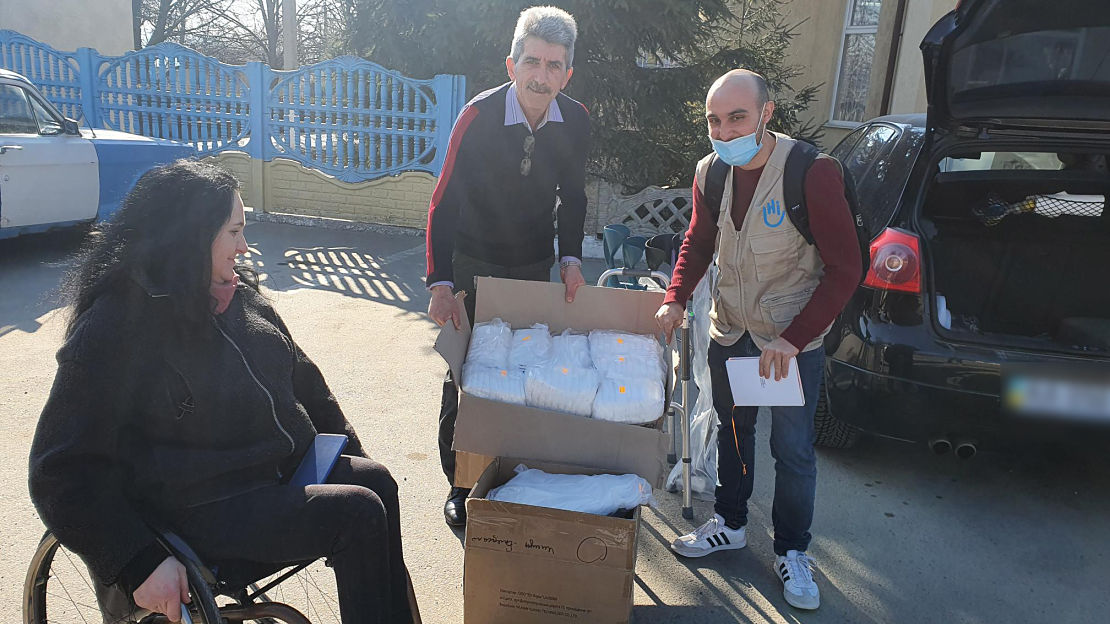 Premières distributions d’articles de soutien à une maison de retraite de Tchernivtsi en Ukraine - Handicap International