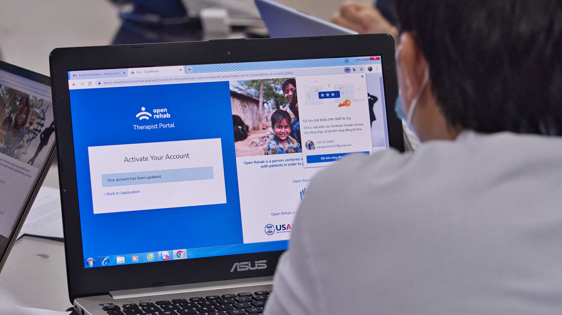 Un professionnel de la réadaptation utilise le logiciel OpenTeleRehab de Handicap International dans une formation au Vietnam en 2021. 