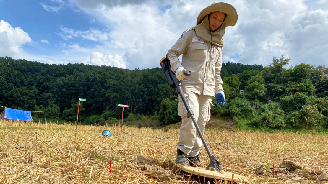 Vannaly Pheng, démineuse depuis deux ans pour Handicap International. Elle nettoie une rizière près du village de Sophoun, dans la province de Phongsaly, au nord du Laos. Octobre 2023. 