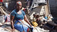 Lucia devant les restes de sa maison détruite par le cyclone Idai au Mozambique