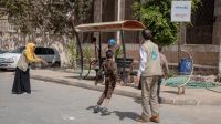 Séance de rééducation avec un kinésithérapeute de Handicap International dans la cour du centre de Sana’a