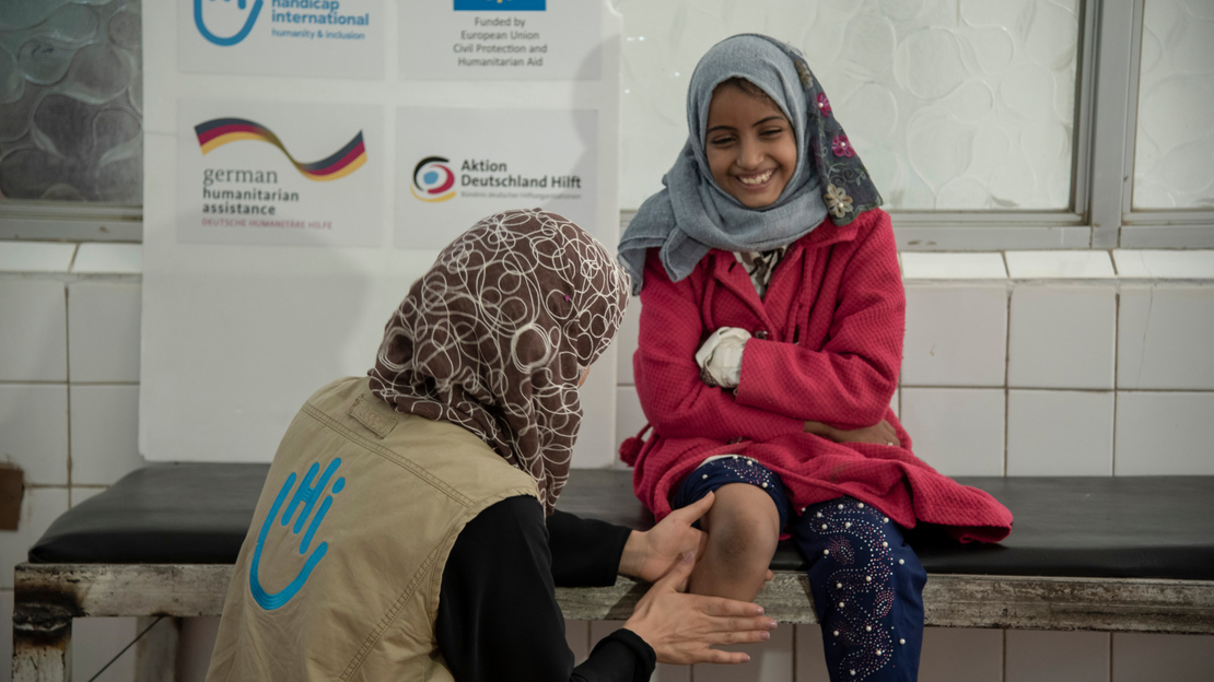 La kinésithérapeute de Handicap International examine le moignon de Fatehia au Yémen