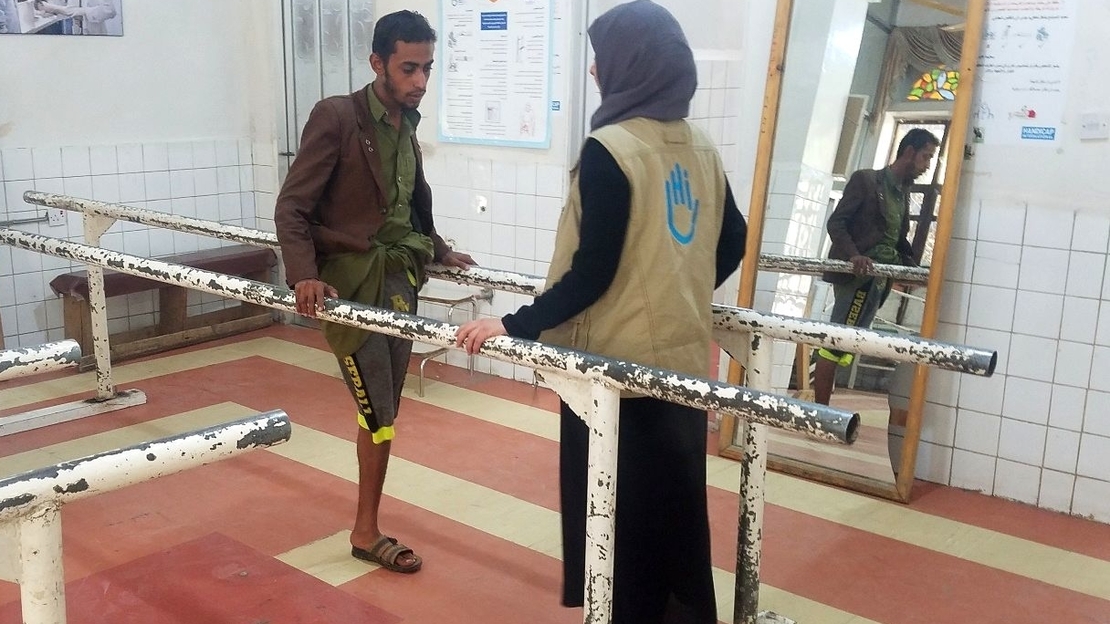 Ameen pendant une séance de rééducation au Yémen avec le soutien de Handicap International
