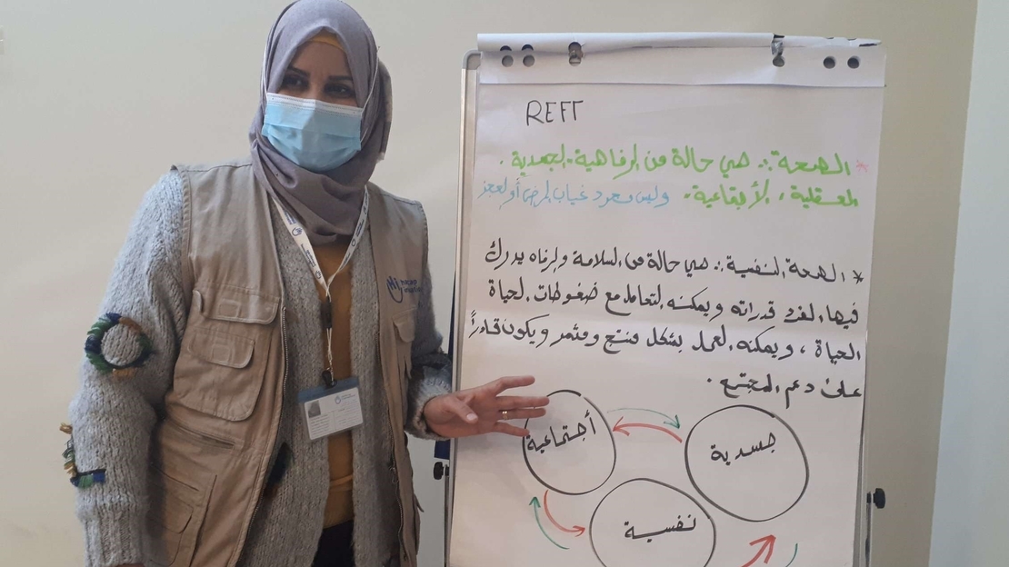 Anfal, de l'équipe de santé mentale de Handicap International en Irak, en train de mener une séance de sensibilisation sur l'importance de la santé mentale