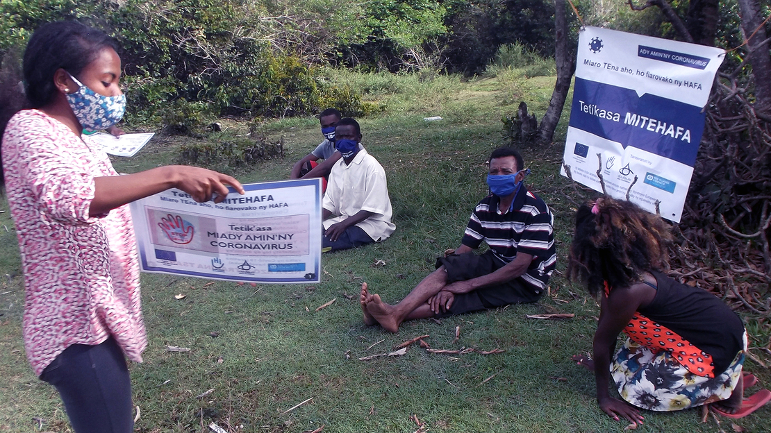 Covid-19 : séance de sensibilisation aux mesures d'hygiène à Madagascar par les équipes de Handicap International