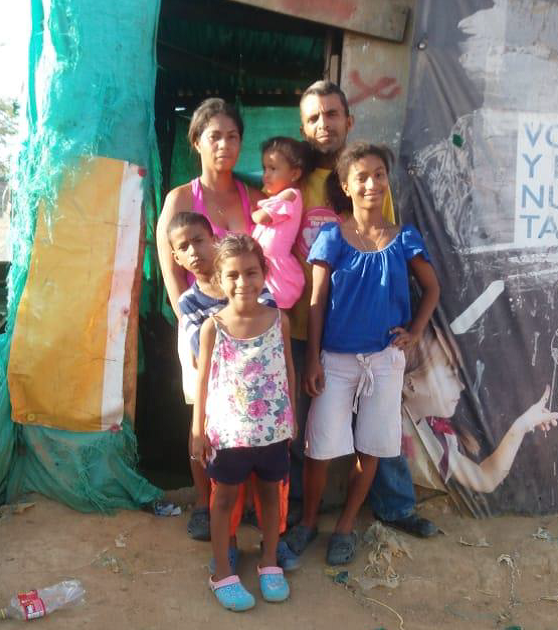 Milagros Chacin avec ses enfants et son mari, soutenus financièrement par Handicap International en Colombie