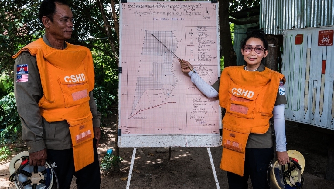 L'équipe de la CSHD lors d'un briefing pour se préparer avant sa prochaine intervention sur le terrain - Handicap International Cambodge