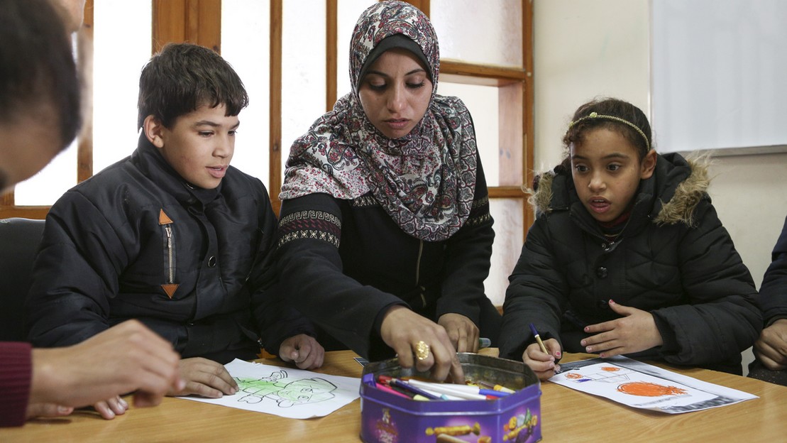Seham dans sa salle de classe de l’école soutenue par Handicap International