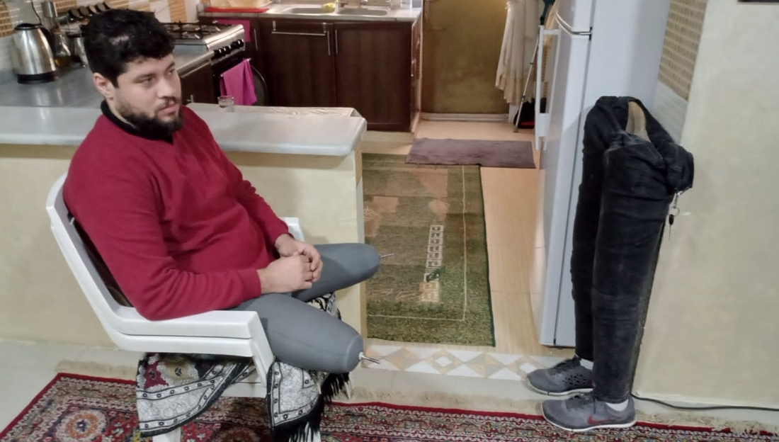 Hashim chez lui dans sa cuisine, en Jordanie - Handicap International Moyen-Orient