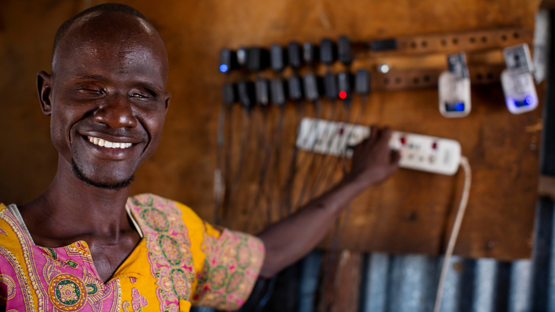 Ali est aveugle. Il charge des téléphones dans le magasin qu'il possède avec sa femme Abiba, également aveugle, à Kakuma Ville, au Kenya. Ils ont reçu le soutien de Handicap International et d'autres associations.
