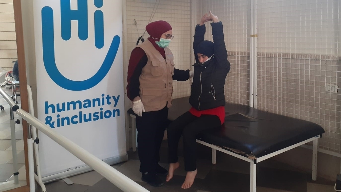Marwa pendant une séance de rééducation au Liban