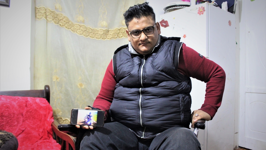 Osama dans son fauteuil roulant en Jordanie