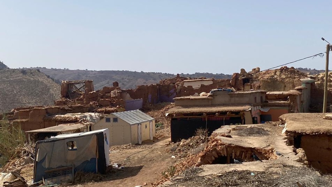 Au Maroc, des maisons sont détruites, des abris ont été installés pour la population.