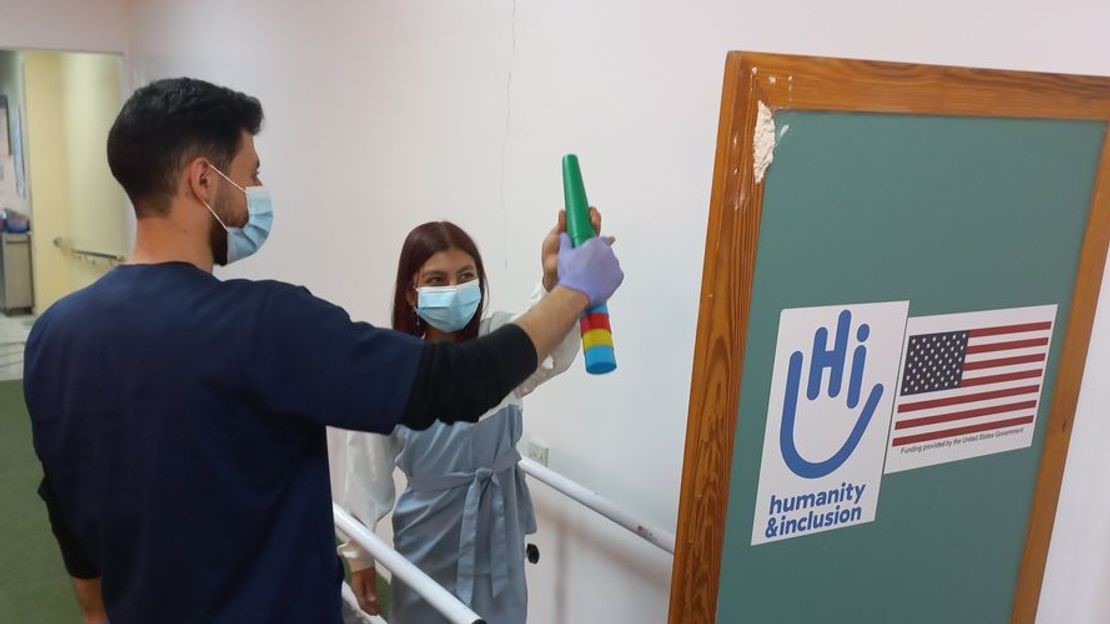 Gina lors d’une séance de réadaptation avec son kinésithérapeute au Centre de développement communautaire à Zarka en Jordanie