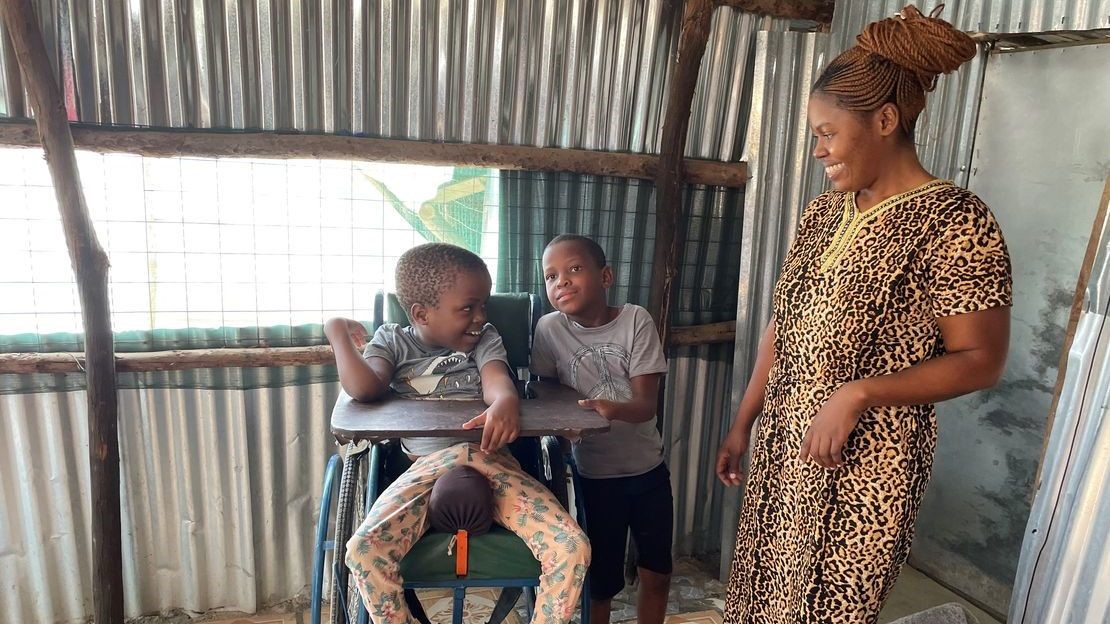 Lydia, Jolie et leur grande sœur, Armele, au Kenya