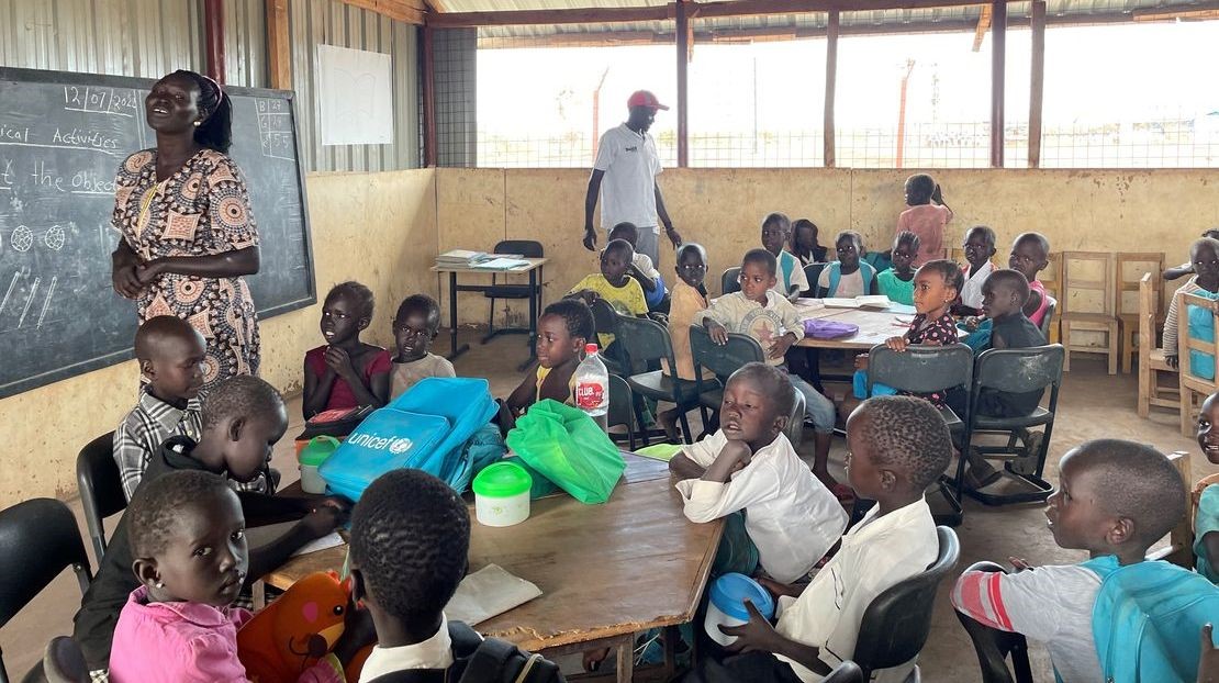 Susan, la directrice de l'école inclusive du camp de réfugiés de Kalobeyei au Kenya, rend visite à des élèves pendant une leçon de mathématiques.