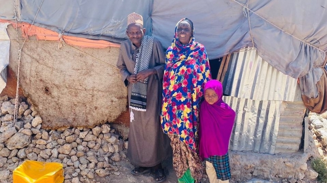 Amina avec son mari et l’un de leurs trois enfants devant leur nouvelle maison dans un camp de déplacés à Hargeisa