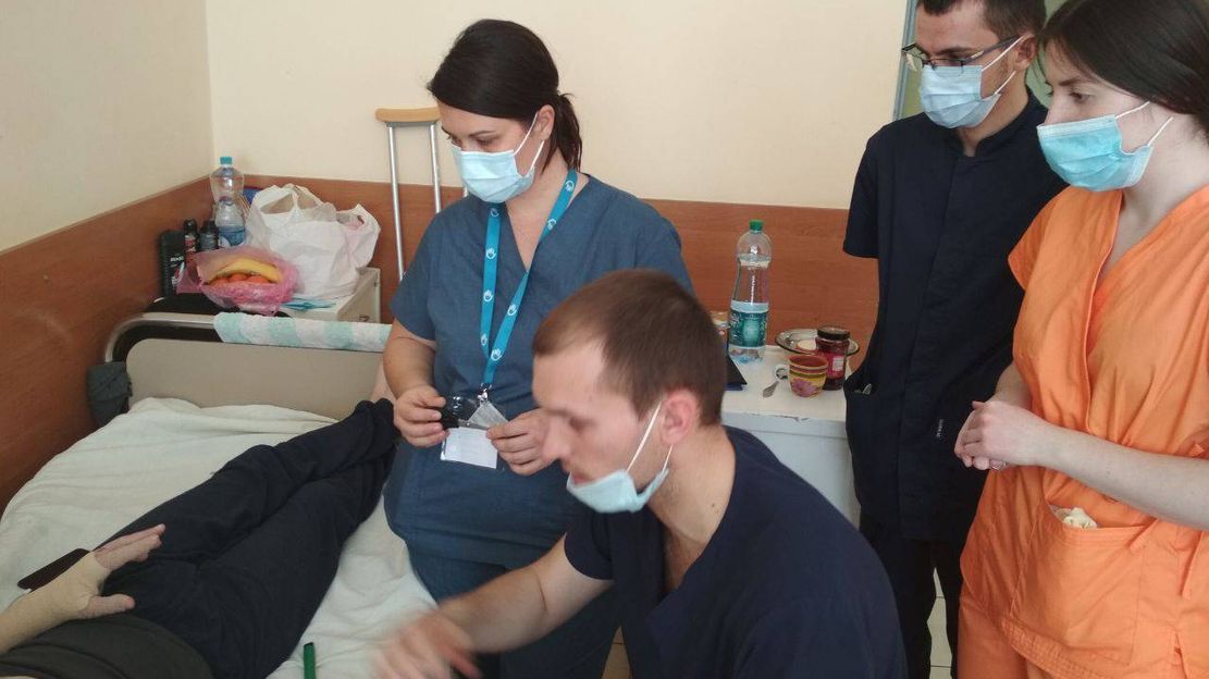 À Lviv en Ukraine, Virginie Duclos de Handicap International dispense une formation spécialisée sur les soins à un patient brûlé par des armes explosives dans le conflit en cours. © HI