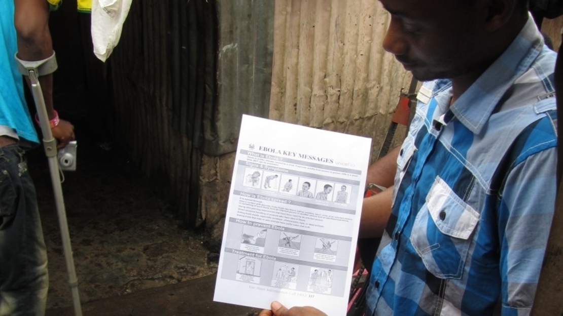 En Sierra Leone, séance de sensibilisation sur Ebola dans un bidonville. Photo d’archive HI 2014