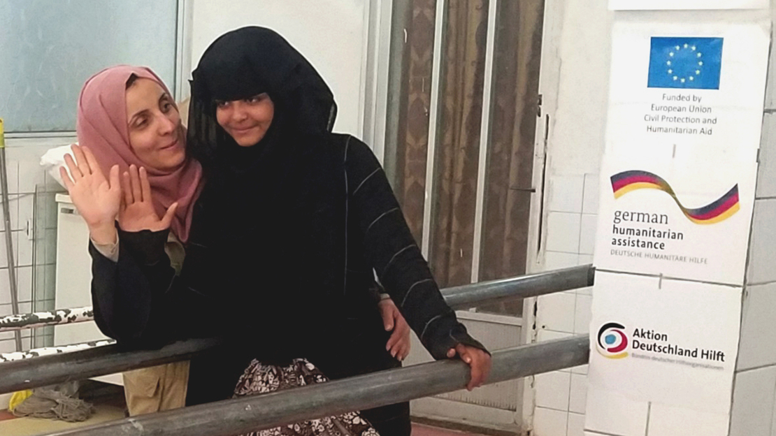 Heba avec Fadia, la kinésithérapeute de Handicap International au Yémen
