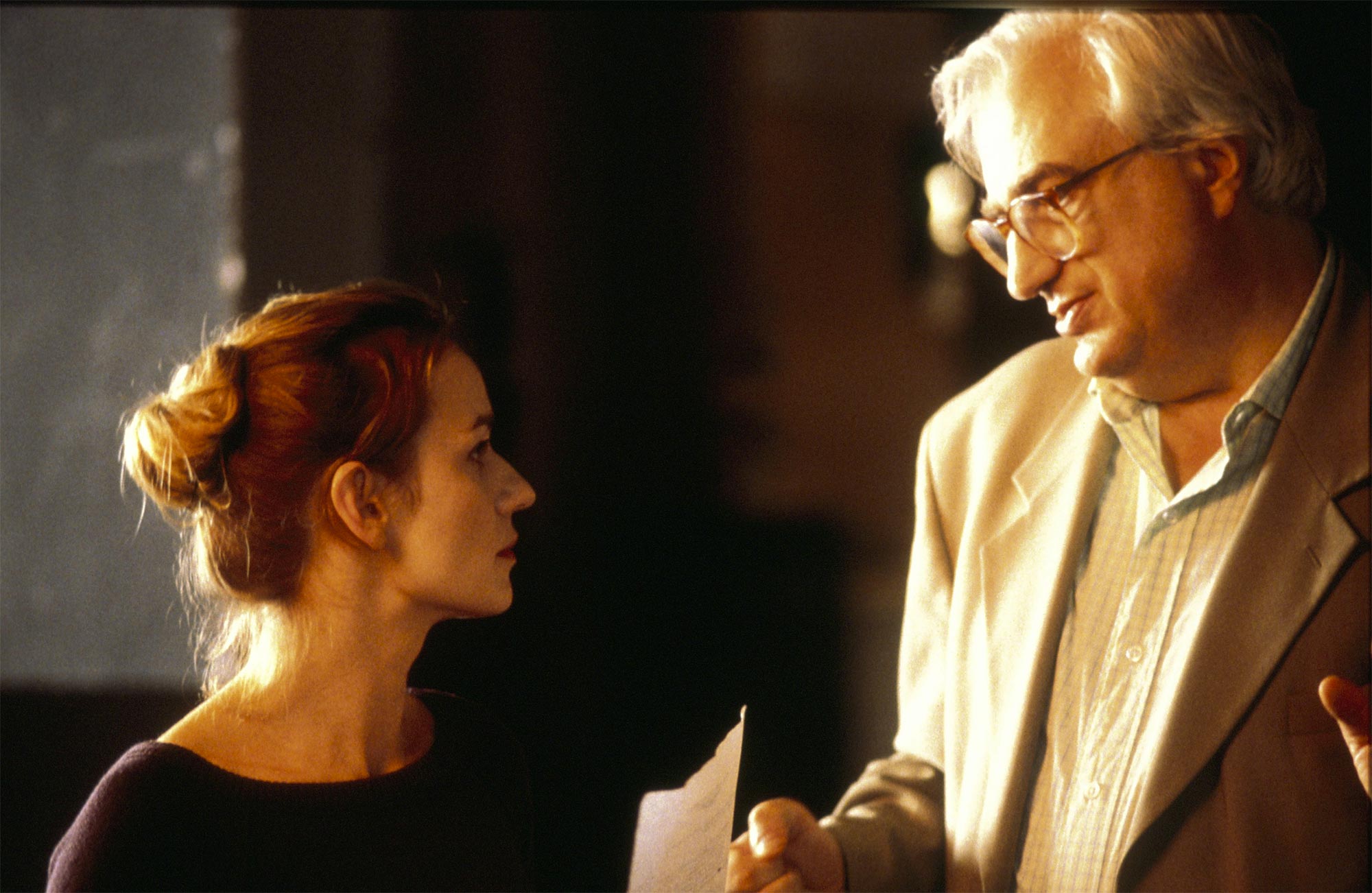 Sandrine Bonnaire et Bertrand Tavernier sur le tournage de Lumières sur un massacre.