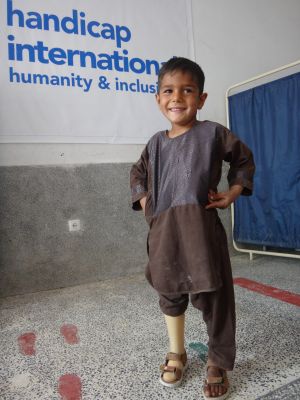En Afghanistan, Enayatullah avec sa prothèse dans le centre de réadaptation de Handicap International. © HI