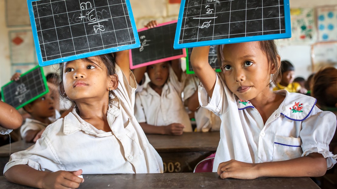 Au Cambodge, Channa (à droite), 7 ans. Amputé d'une jambe, elle est aujourd'hui parfaitement intégrée dans sa classe.