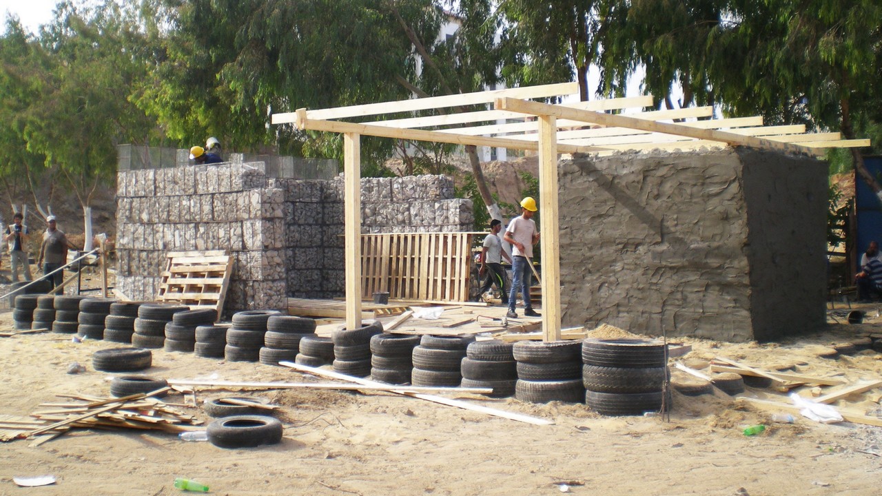 Construction d'un pavillon accessible pendant un atelier à Gaza organisé par Handicap International