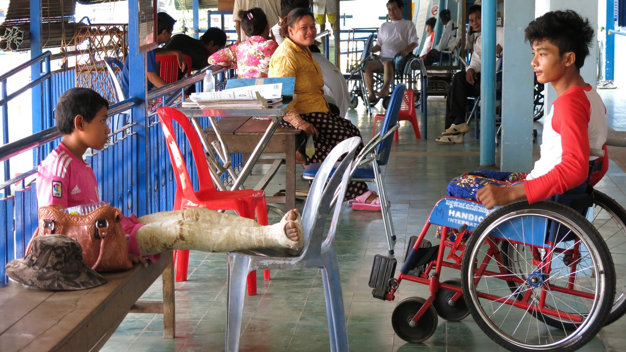 Patients au centre de réadaptation de Kampong Cham au Cambodge, géré par Handicap International