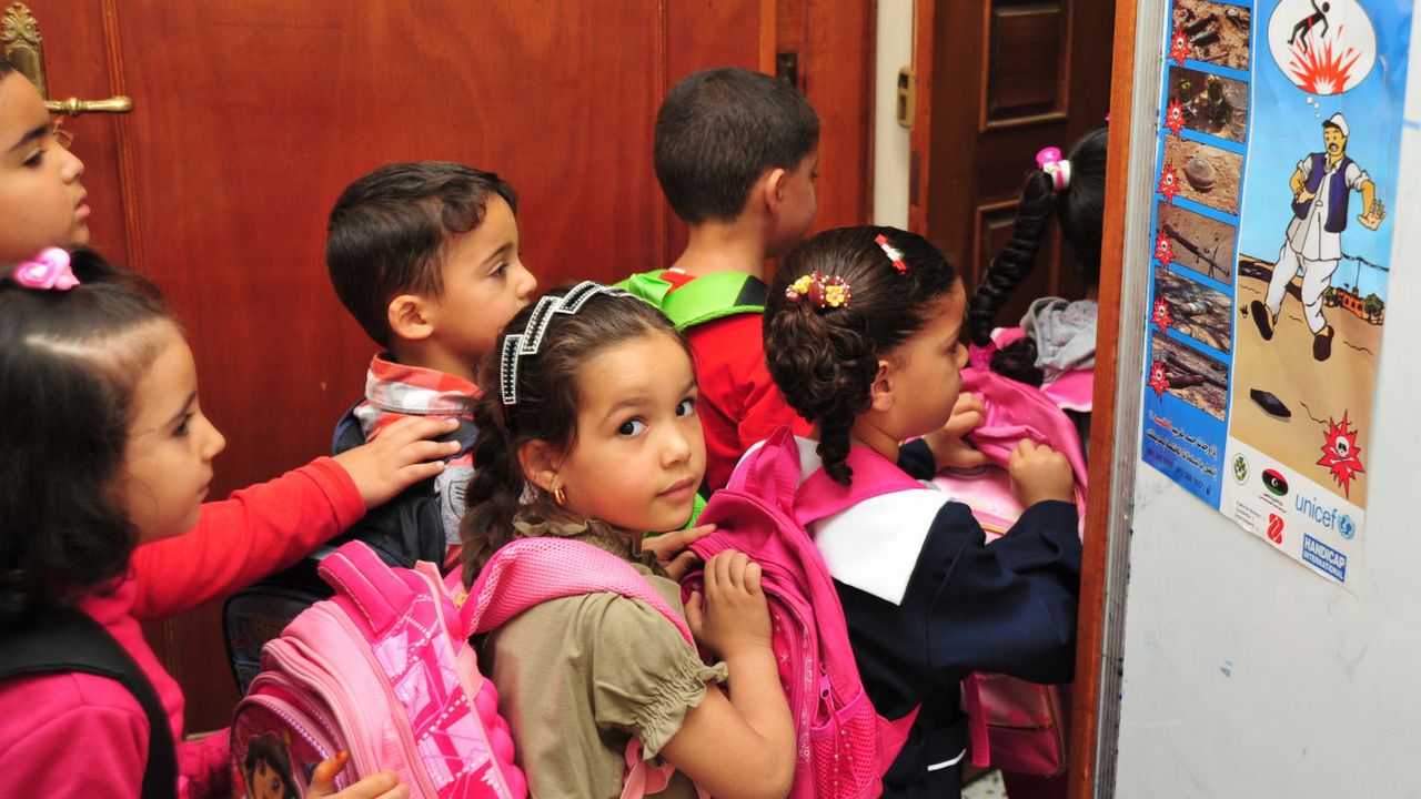 Ecoliers devant un document pepam