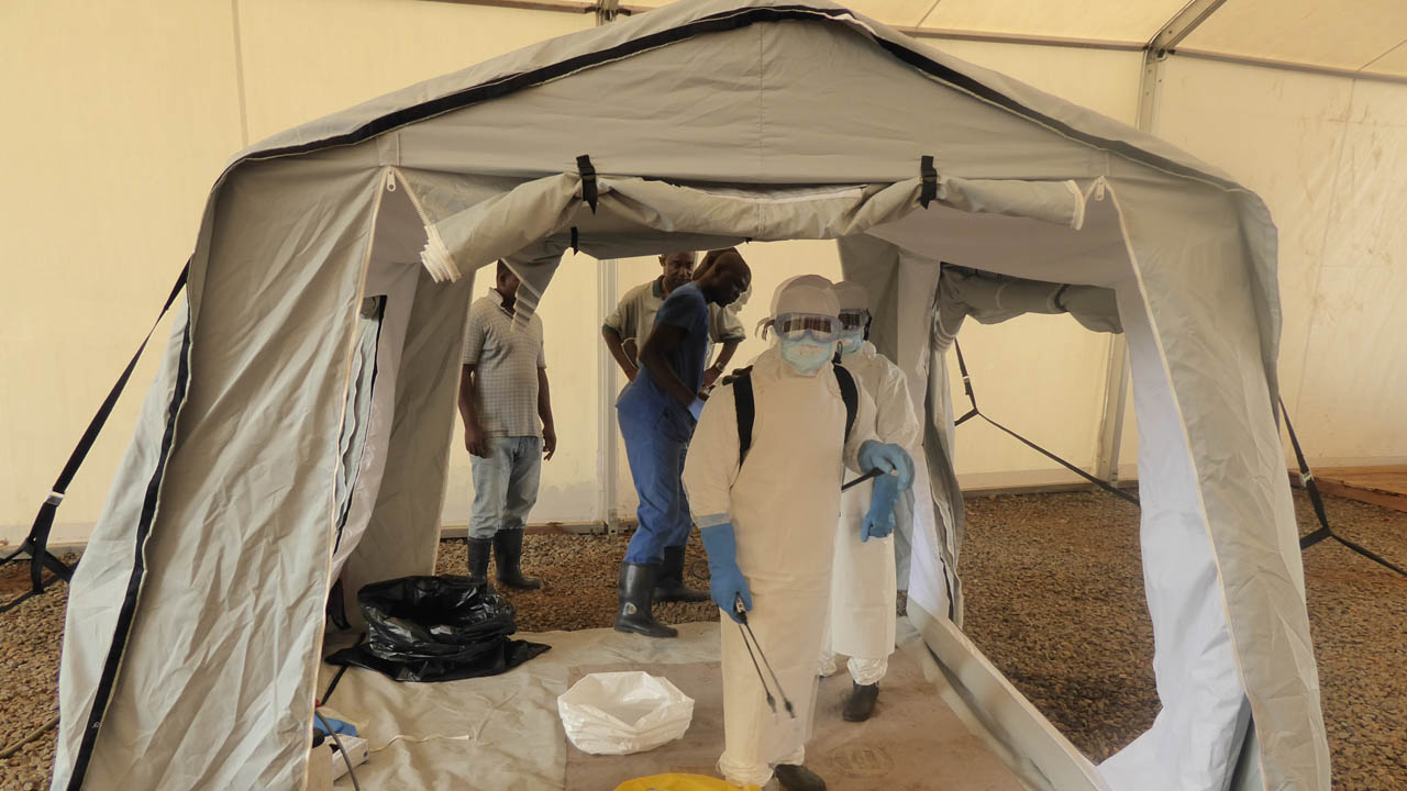 Ebola, Sierra Léone, pour préparer les interventions par temps de pluie, les équipes de Handicap International testent un prototype de tente gonflable. 