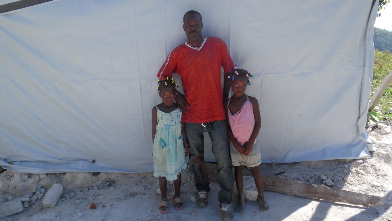 Jeanty Emile vit avec ses enfants dans la commune de l’Asile, dans les Nippes. Il a perdu sa maison suite au passage de l'ouragan Matthew en Haïti, le 4 octobre 2016, et a pu aménager un nouvel abri grâce aux kits offerts par Handicap International