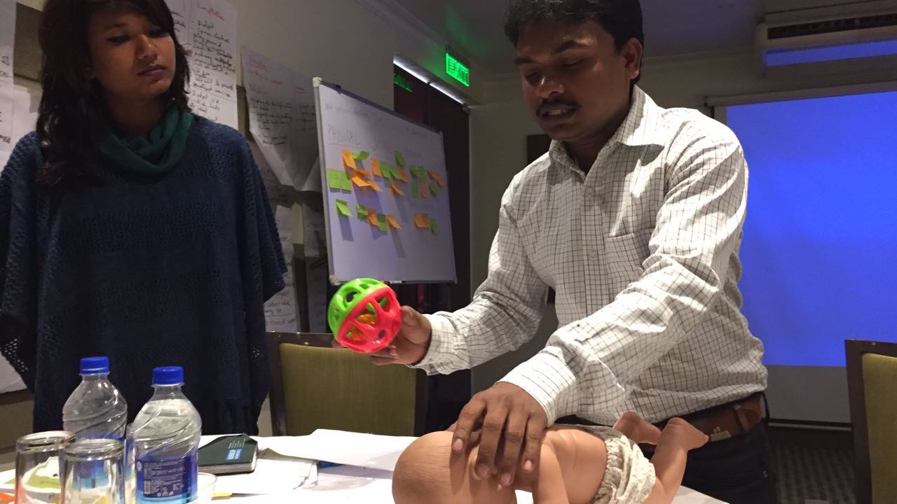 Au Bangladesh, atelier de développement de l'enfant pour des équipes des programmes Handicap International au Bangladesh, au Pakistan et en Thaïlande