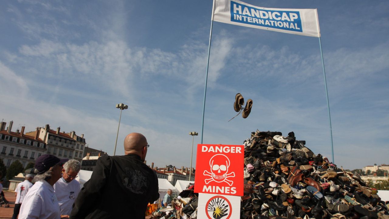 Une personne lance une paire de chaussures